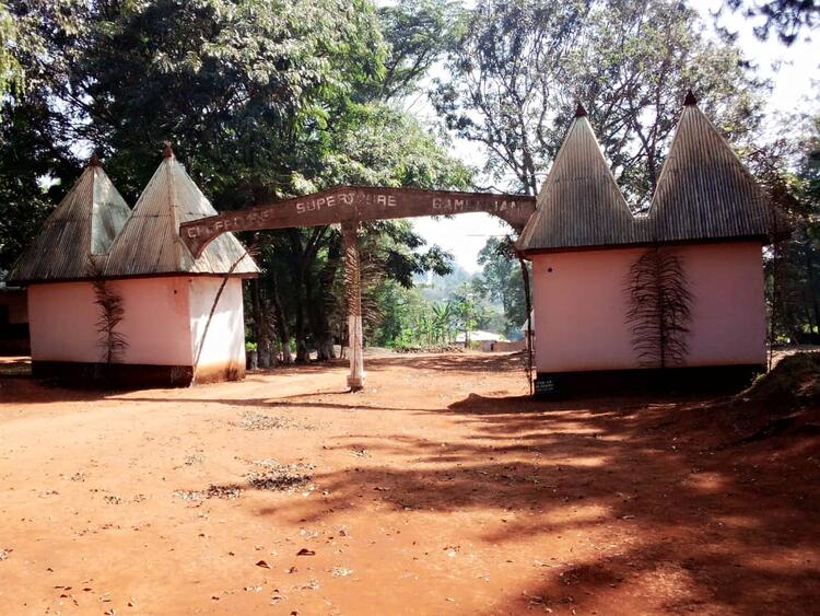 Entrée chefferie Bamenyam